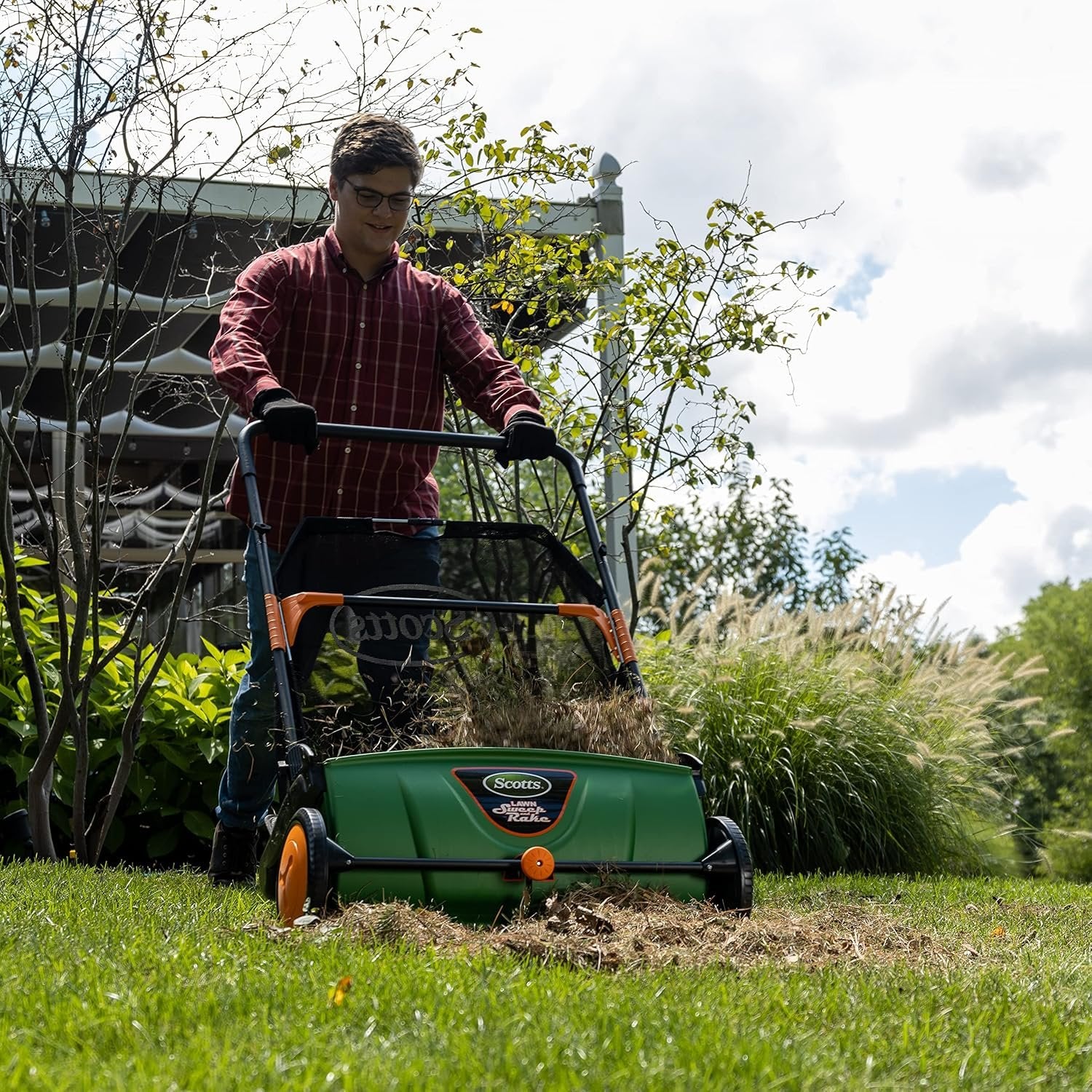 Scotts 26 in. Push Lawn Sweeper LSW70026S, Black/Green image 2