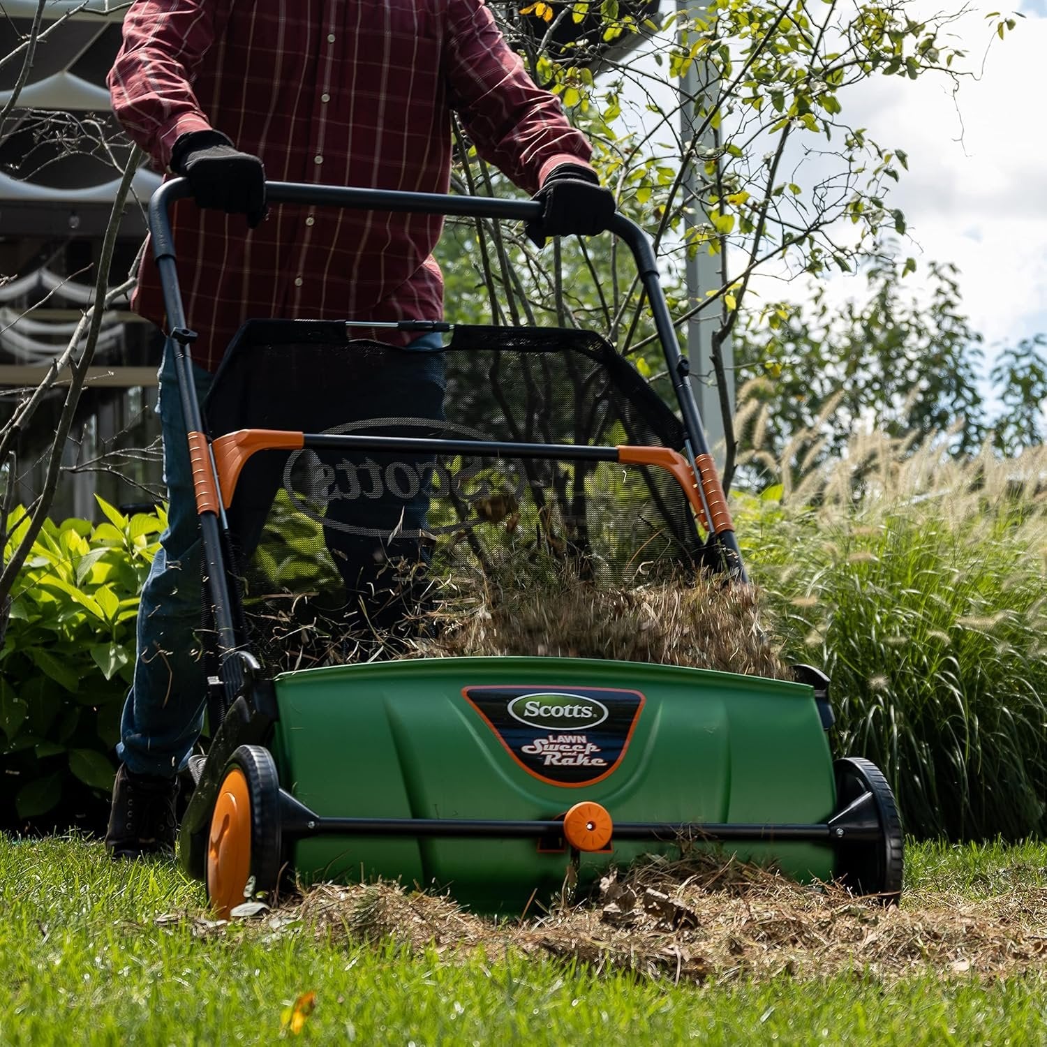 Scotts 26 in. Push Lawn Sweeper LSW70026S, Black/Green image 4