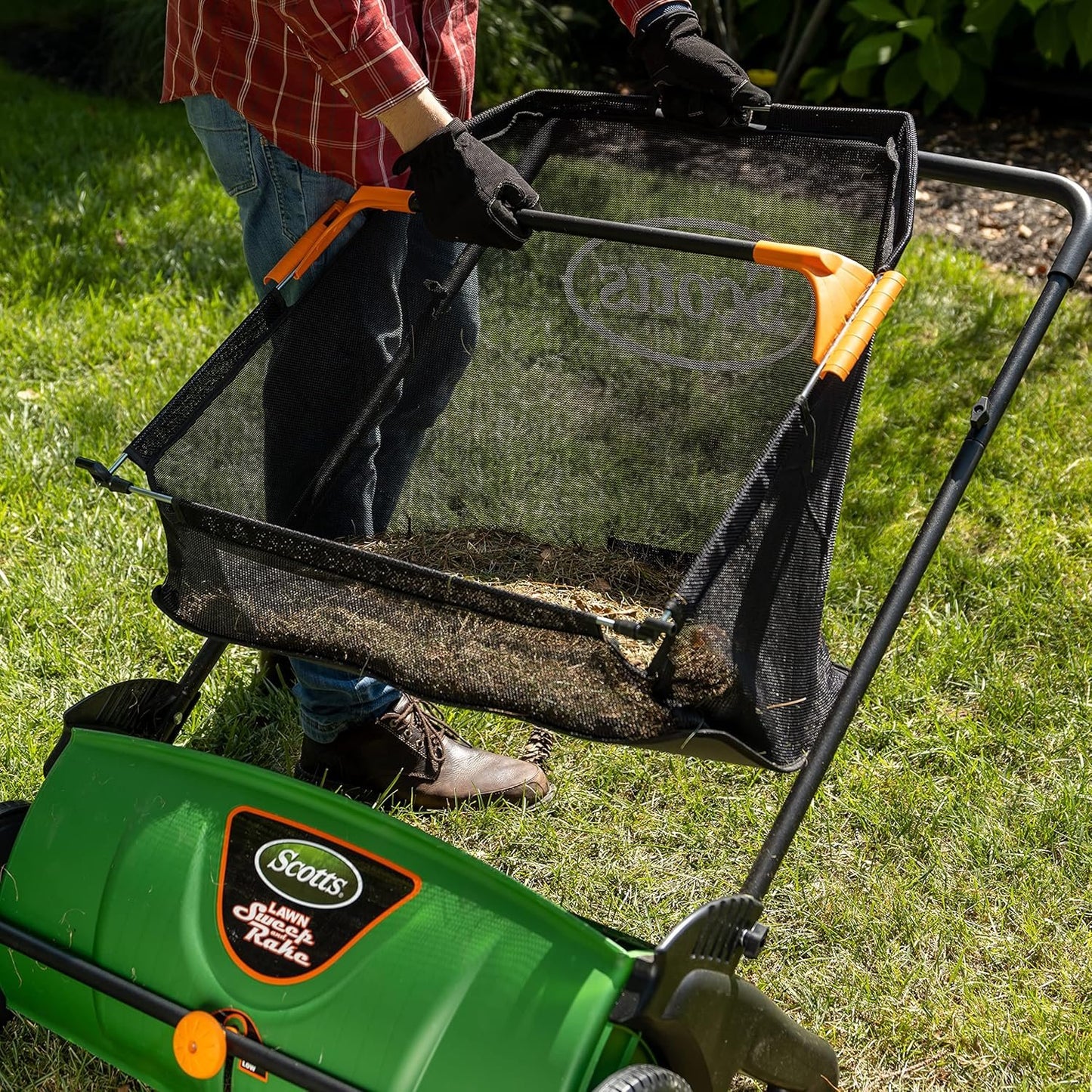 Scotts 26 in. Push Lawn Sweeper LSW70026S, Black/Green image 9